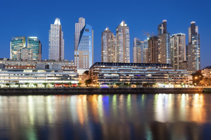 Torres de Puerto Madero, Buenos Aires, referencia del mercado de capital inmobiliario