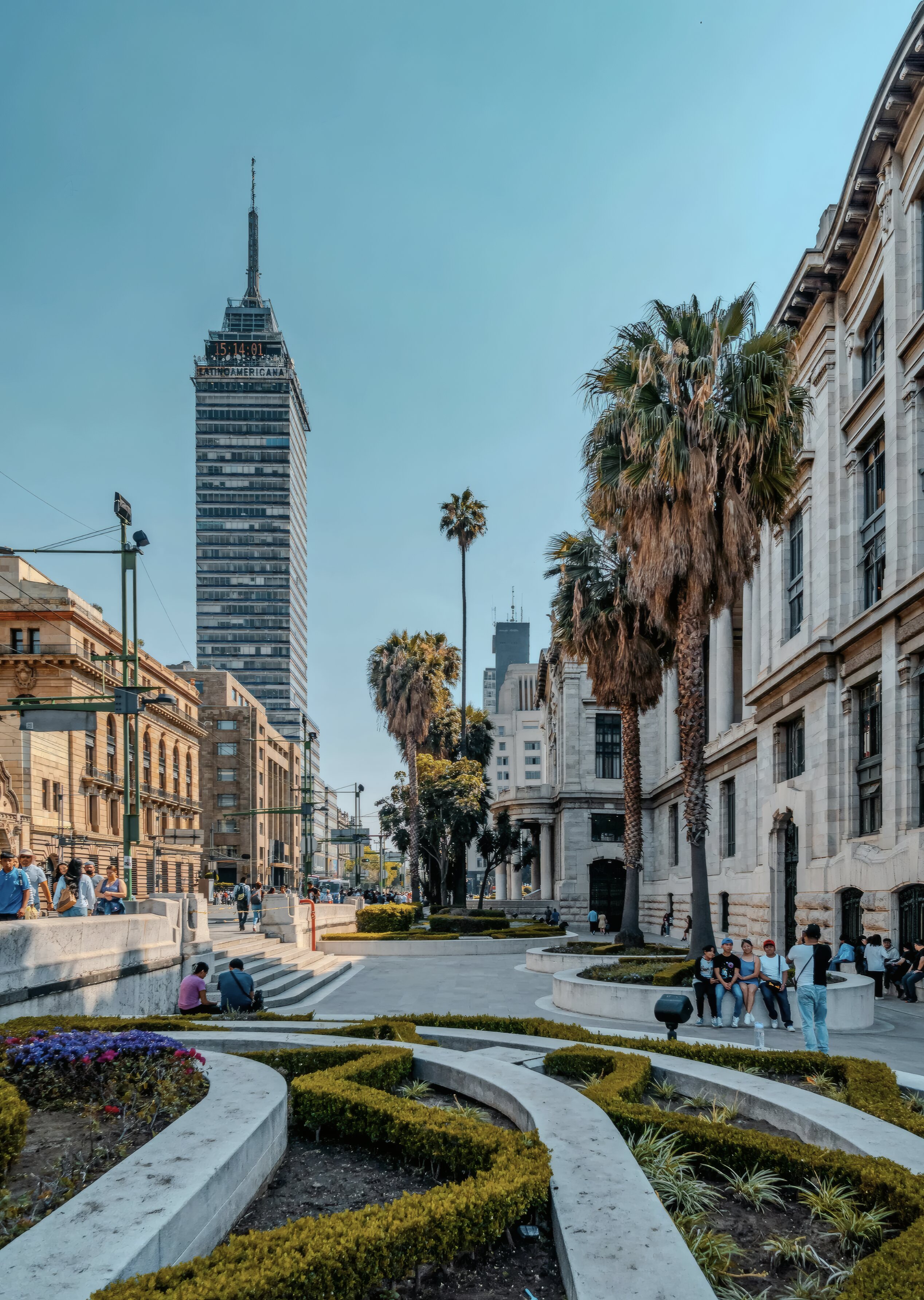Torre Latinoamericana y explanada de la Alameda Central en Ciudad de México